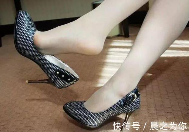 搭配 尖头细脚高跟鞋配上丝袜,展现出优美的姿态,绽放迷人的风采!