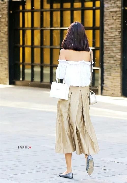 优雅|街拍：一字肩美女，穿出妩媚和优雅
