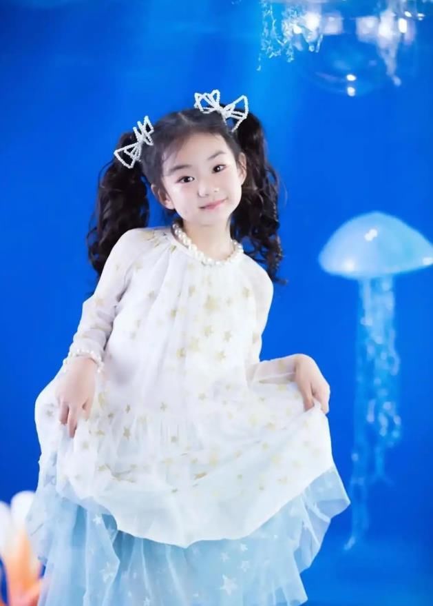 面临着镜头,lucky提着本人的小裙子就像是童话内部的小公主同样俏丽