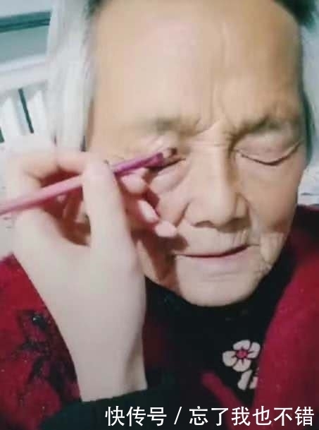  化妆|孙女帮80岁奶奶化妆圆梦，粘上双眼皮贴后，一双眼睛拯救一张脸