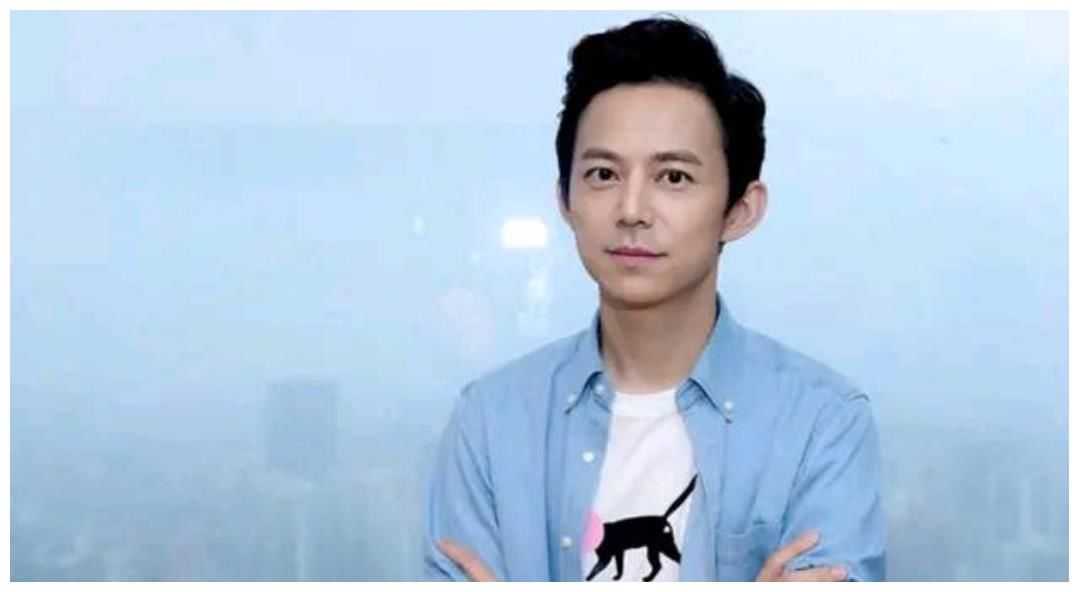 何炅“四宗罪”跌落神坛?从万人捧到遭唾弃,牵手照只是冰山一角