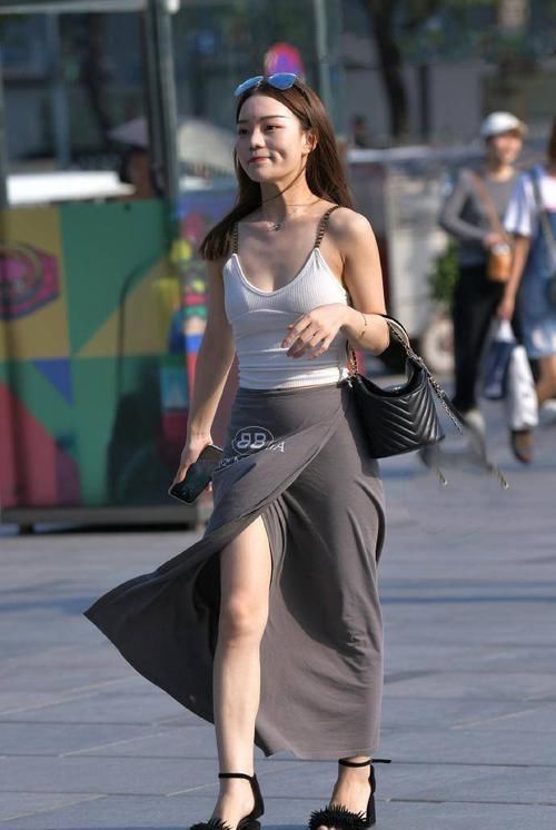 街拍小姐姐穿一款时尚的裙子，随意穿搭都不会觉得俗气