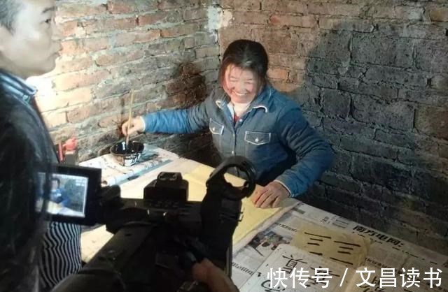 何忠亮#湖南50岁大妈苦练书法数十年,拜曹隽平为师,后一幅字卖到一百元