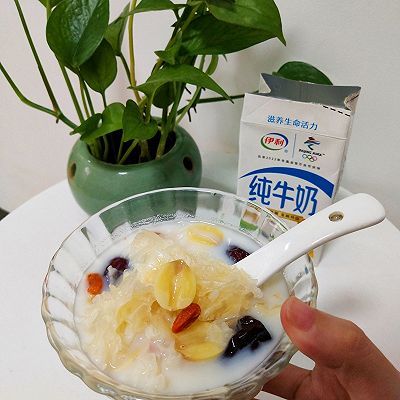 莲子银耳羹|牛奶银耳莲子羹