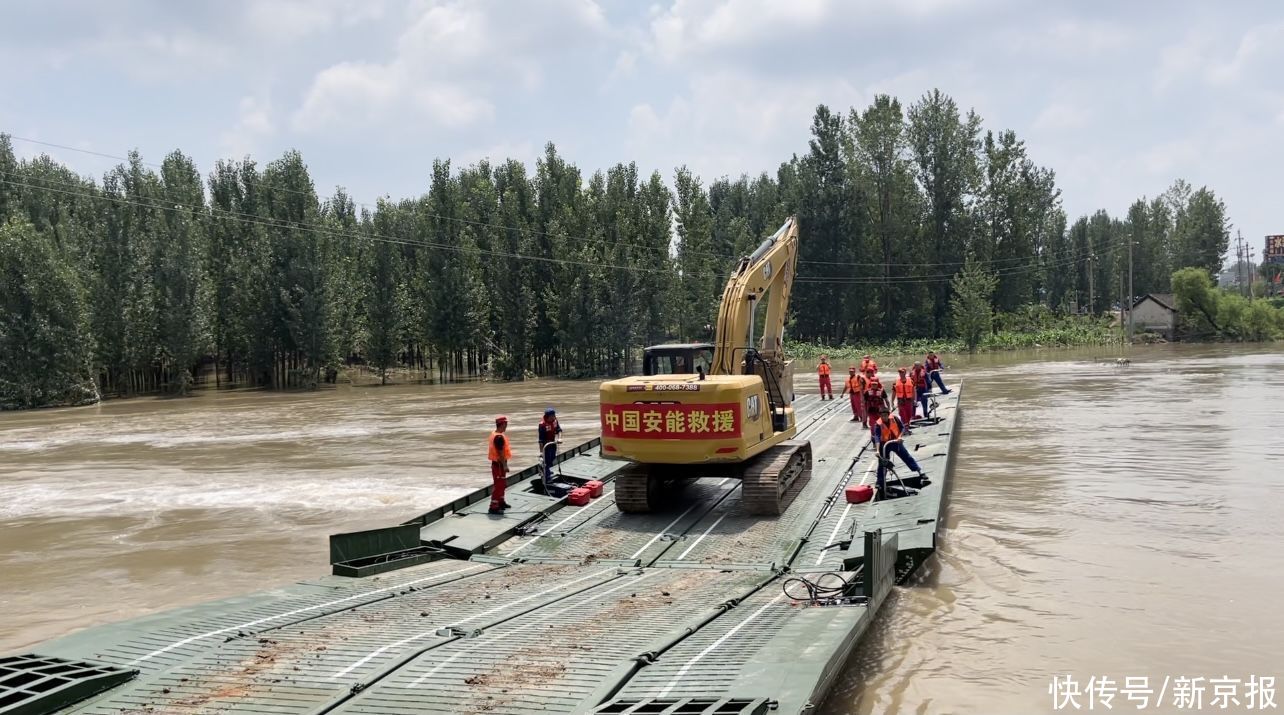 彭村|鹤壁决口72小时：救援队架舟桥，卡车填决口，村民开三轮运沙石