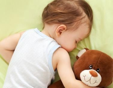 睡眠质量|不枕枕头的宝宝难避免这2大损伤,宝妈:萌娃睡着像指南针咋整?