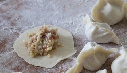 爱吃肉馅饺子的朋友记住“盐水油”口诀,饺子鲜嫩多汁,比买的还好吃