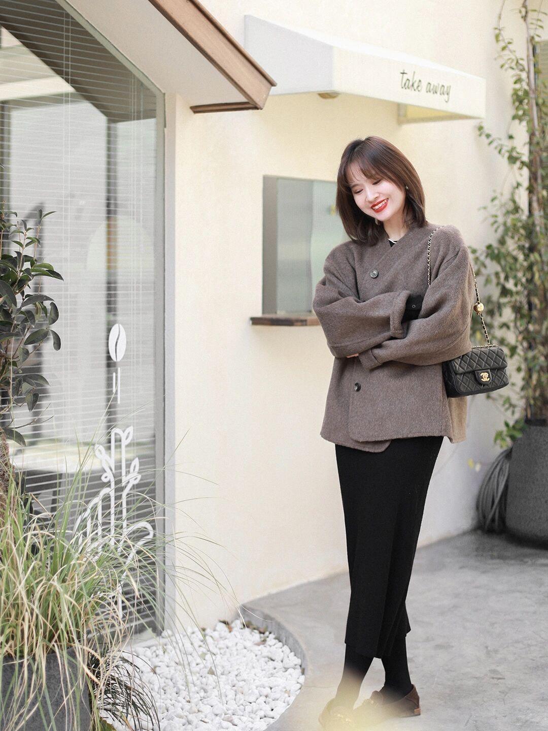 冬天|普通女生怎么穿?蓝白拼接羊羔毛外套+直筒牛仔裤,休闲又百搭!