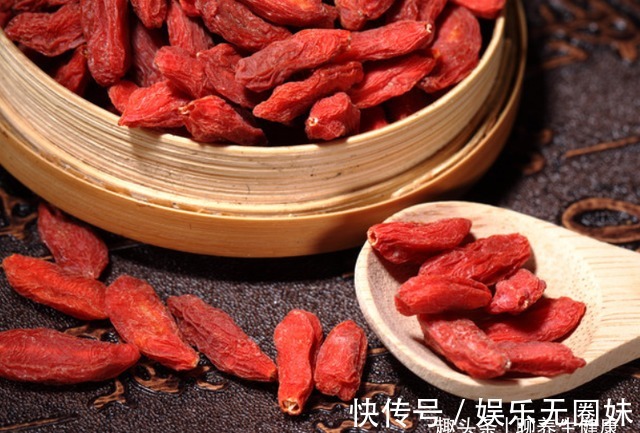 睡眠质量|每天临睡前,坚持吃5粒枸杞,一段时间后,身体会收获4大好处!