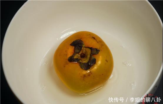 简单|才发现,柿子去苦涩这么简单,一把大米就轻松搞定,省事又实用!