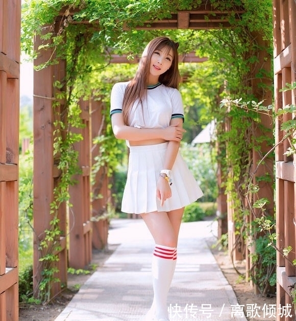 韵味|气质甜美的小姐姐,皮肤白皙身姿丰腴,举手投足间别有韵味