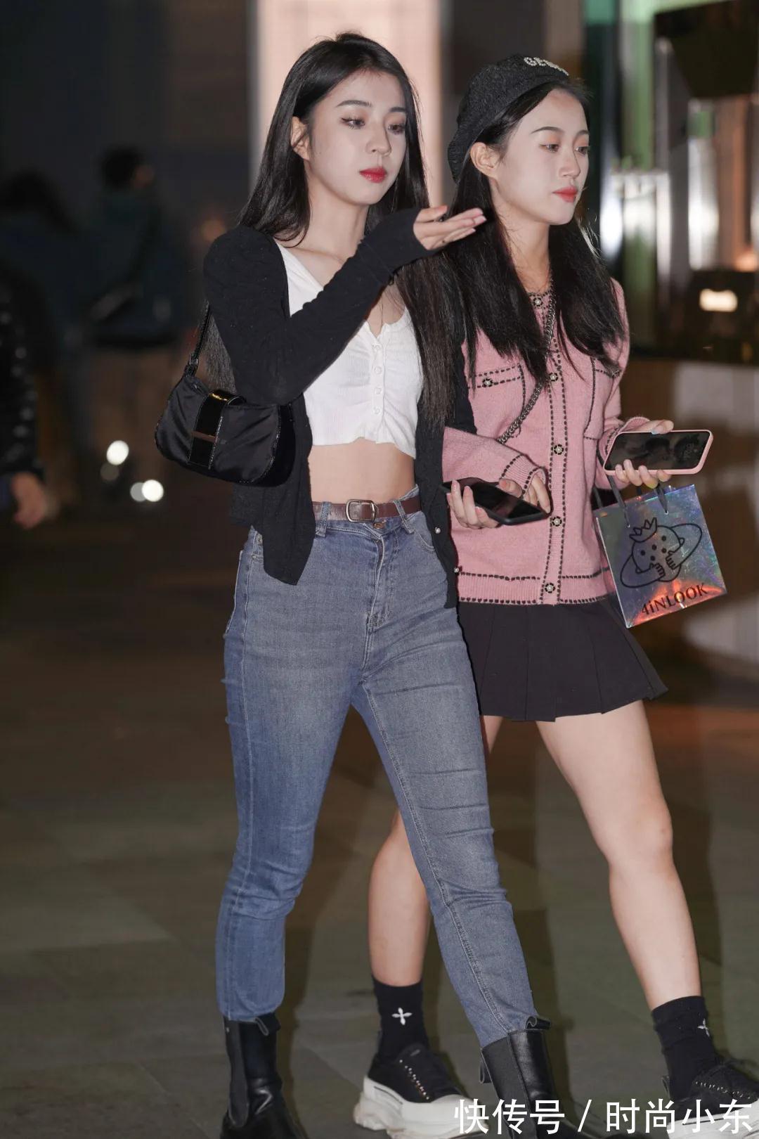 美女 酷爱皮靴的美女姐妹花，牛仔裤和短裙你选谁