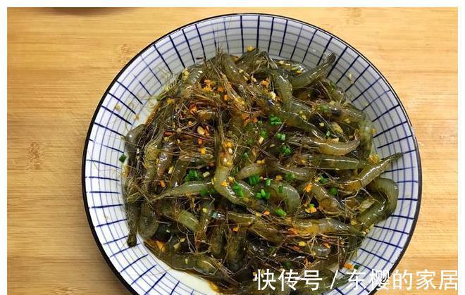 鱼虾|小河虾特色做法，不炒不煮，鲜美嫩滑，端上桌1斤虾嫌不够，真鲜