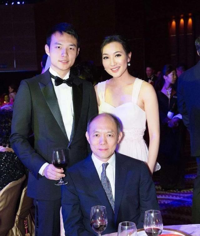 霍启文与霍启刚同为霍父母家成员,霍启文的父亲霍震寰是霍英东的次子