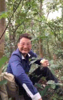 |搞笑GIF：妹子 你这套衣服不错 是你自己做的吧