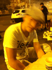 |搞笑GIF趣图:再也不敢在宿舍睡懒觉了,室友们太疯狂