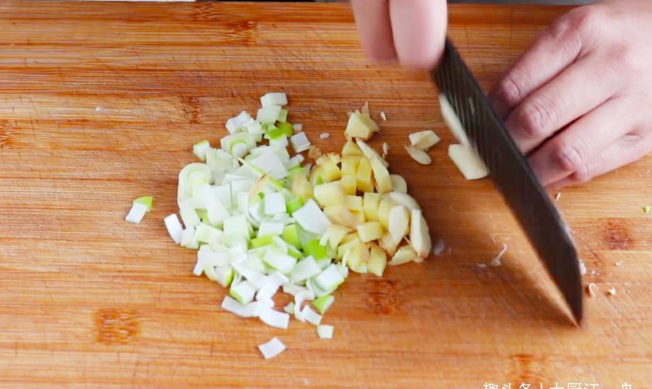 草鱼怎么做才好吃?这样一次炖一锅不嫌多,出锅后连汤汁都不剩