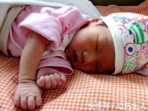 安全感|新生儿“投降式睡姿”会累吗了解真相后,妈妈再也不给宝宝纠正了
