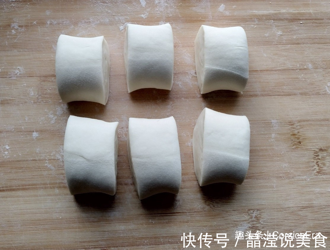 胡萝卜香菇馅饼，颜色金黄，咬一口味道鲜美，香味扑鼻