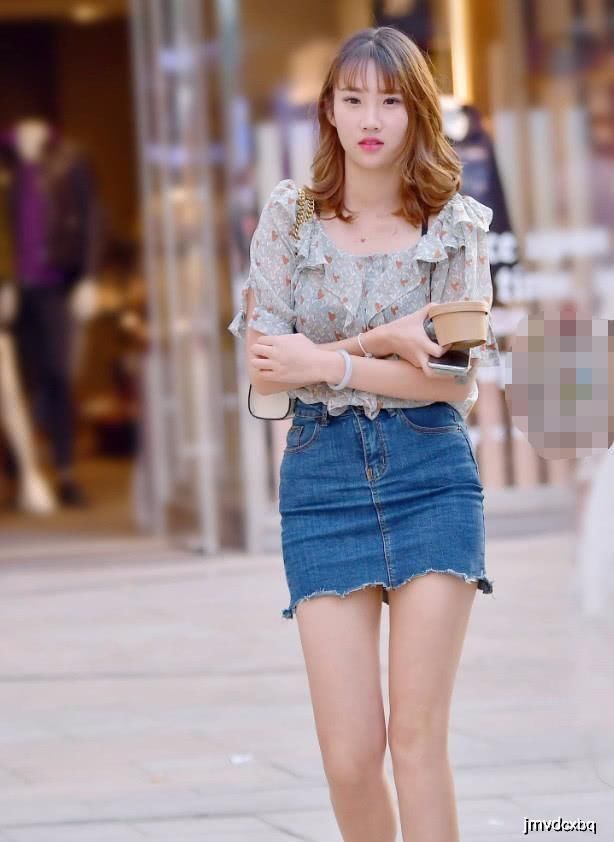 街拍街头小姐姐真是酷,白T也要凹得和别人不一样,巨显魅力