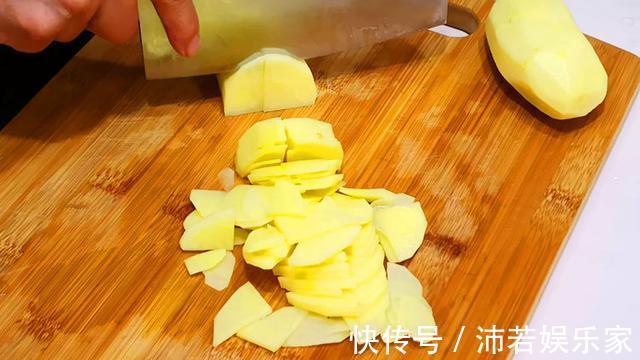 土豆新吃法,加西红柿一起炒,色泽红润,入口绵软吃不厌