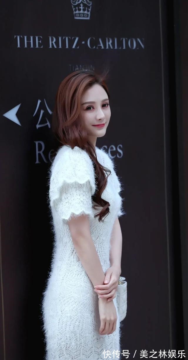 连衣裙 夏末秋初的甜美风穿搭,白色短袖针织连衣裙,优雅大方显气质!