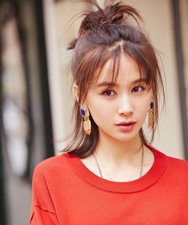 发型 女人别再披头散发了,很显老!今年流行这5款发型,时髦有气质