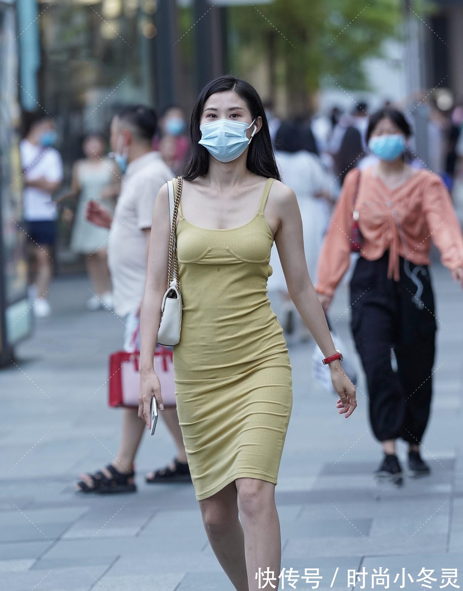 背面|黄灰色裹身裙走“怀旧风格”，白色包包美的出众，背面设计简约大方又时尚