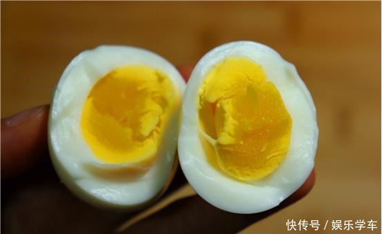 煮鸡蛋不要只用清水，多加这一步，蛋壳一碰就掉，蛋黄鲜嫩营养好！