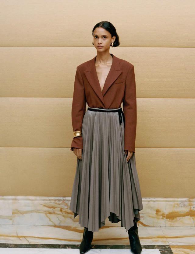 今年流行“西装+平头鞋”一块穿，端庄大气又干练，上班休闲两用