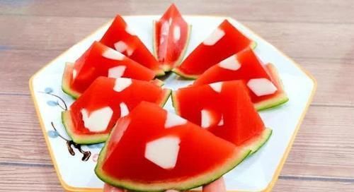 贴在地面|挑西瓜时,不用拿起来拍,60岁老瓜农教你3招,挑的西瓜皮薄又甜