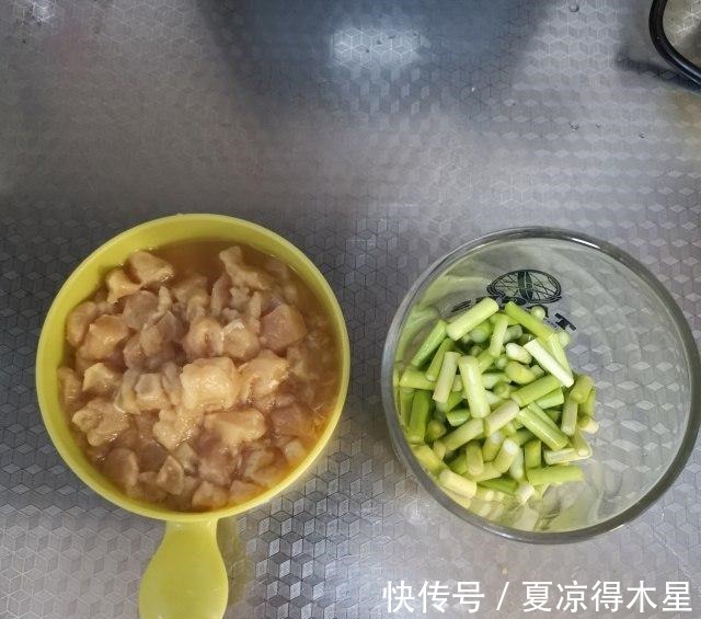 好吃|蒜苔炒鸡丁，简单快手，好吃又下饭！
