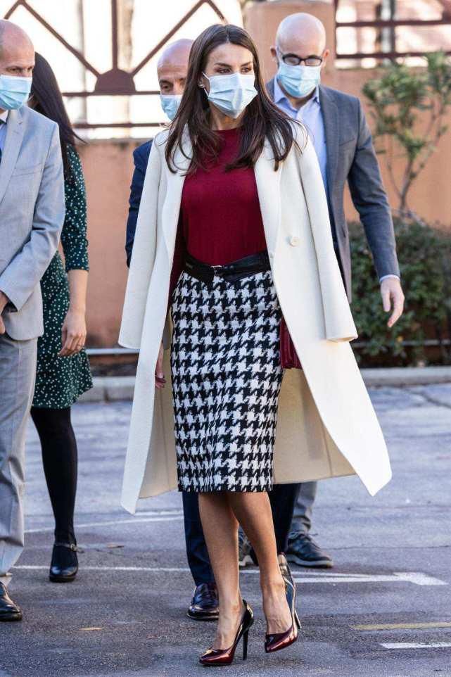 西班牙王后真会穿，千鸟格裙配红衣优雅高级，再披件大衣好气派