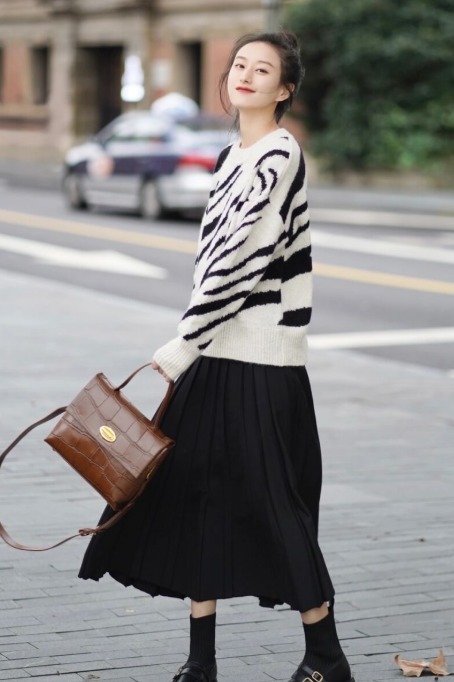 裙装|秋冬穿毛衣,尽量搭配半身裙,优雅时髦显气质,时髦百搭不出错