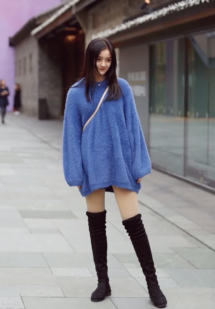 美女 美女蓝色毛衣搭配长筒靴, 长腿笔直性感, 果然脸小的都漂亮