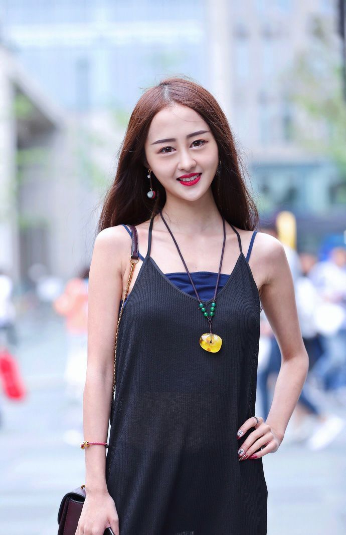  新潮|街拍：打扮时尚新潮的美女，婀娜多姿，图7的美女特别养眼