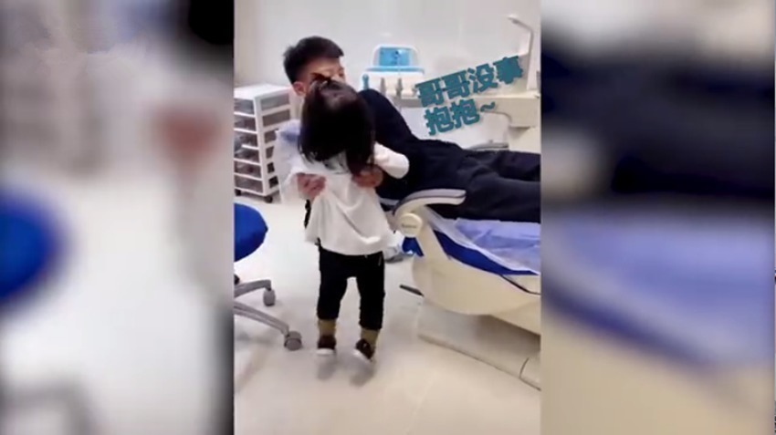 小宝|哥哥复查牙齿,妹妹担心哥哥受伤急得直跳脚火了,网友:太有爱了