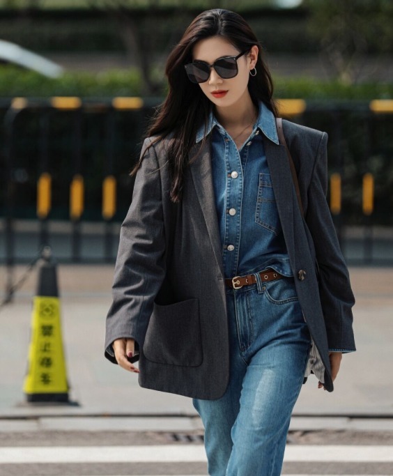 搭配|入冬之后可以穿,黑色高领毛衣搭配牛仔裤,穿出大长腿和小蛮好