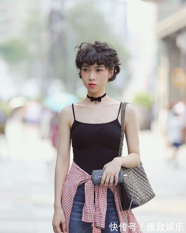 发型 快把黑长直换了,火爆街头的“窝窝头”发型太潮了,显嫩20岁!