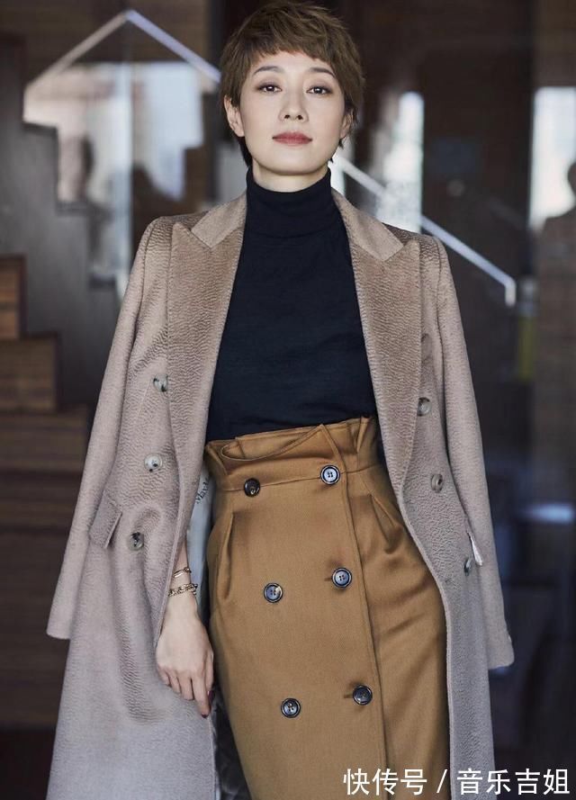 焦糖色 40岁左右的女人别毛衣配裤子,学马伊琍毛衣“新搭配”,很高级