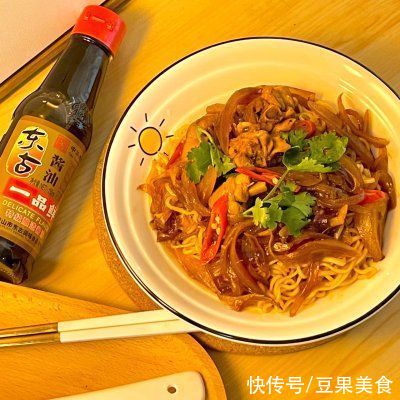 滋味|#不容错过的鲜美滋味#洋葱鸡肉拌面，秒杀葱油拌面
