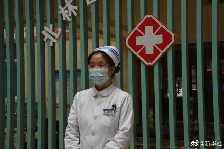 战疫|心疼!戴着塑料手套的战疫护士