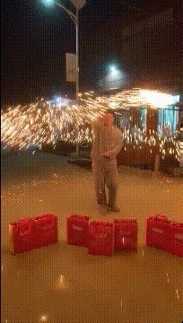 |搞笑GIF:小伙子,你不烫破几身衣服,你是不知道老妈又多狠啊