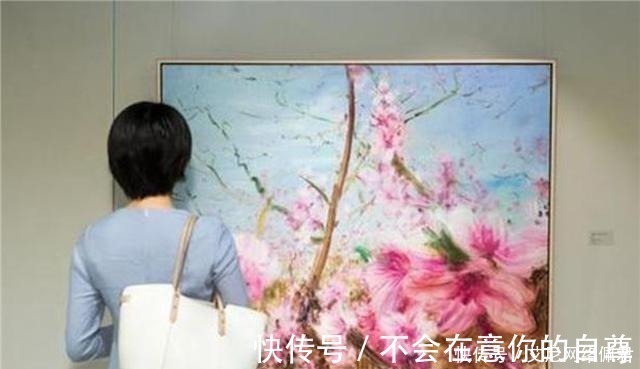 农村妇女#大妈模仿大师画桃花,200元一副却能以假乱真,专家:亵渎艺术