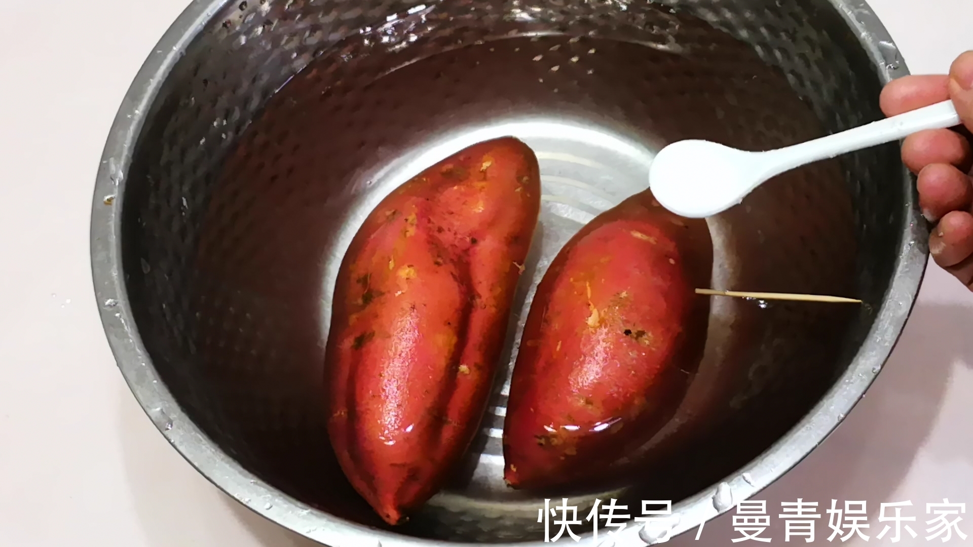 电饭锅烤红薯，可别直接上锅烤，2个小技巧，红薯又香又甜不烧心