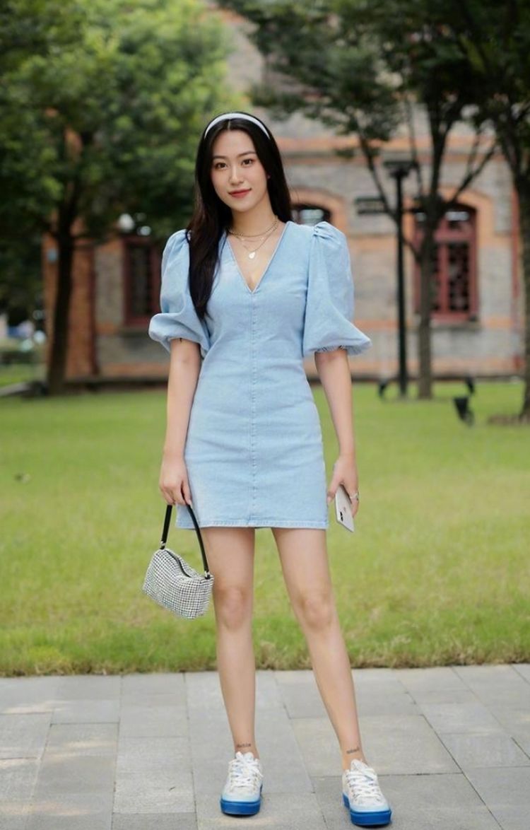 小清新|街拍，美女身穿一件白色的短款T恤，看起来很小清新