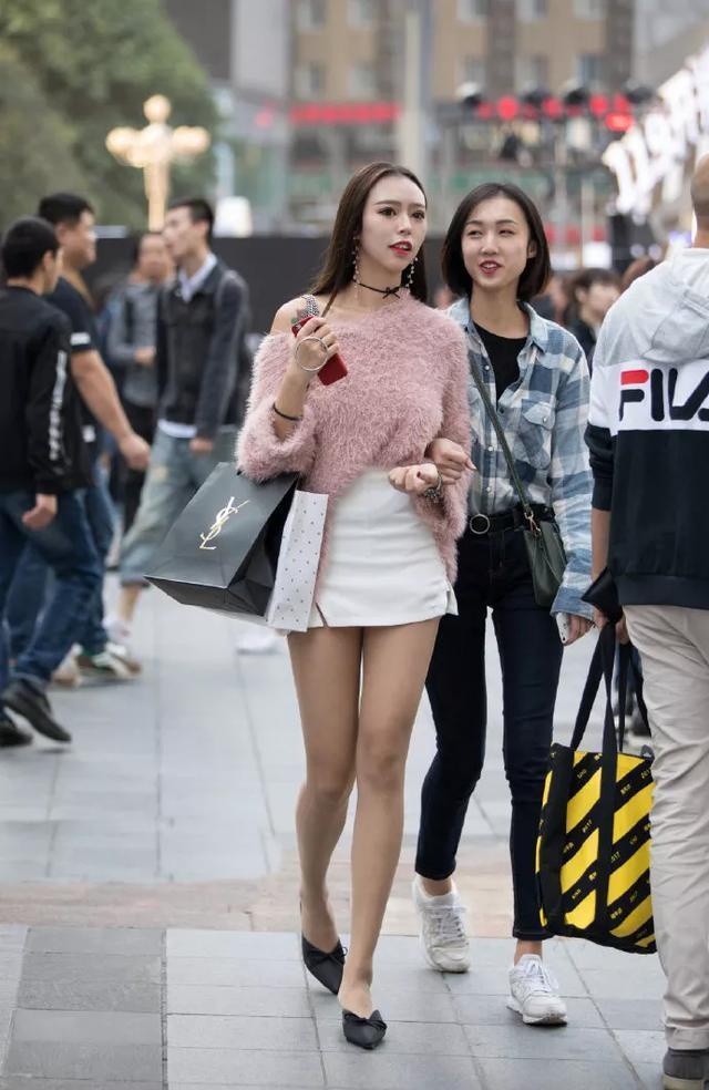 身材|娇小身材的小姐姐，身穿短款装，清爽又自在