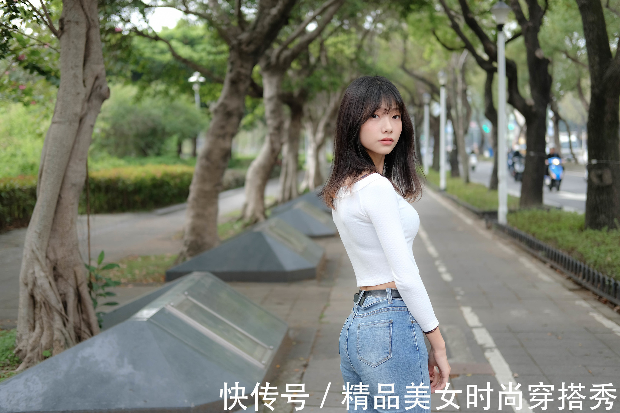 风格|白色针织衫搭配牛仔裤+平底鞋，整体的风格简约又休闲，清爽舒适