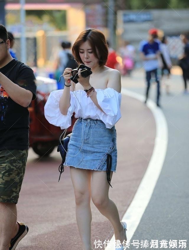 短上衣 一字领公主短上衣搭配浅蓝牛仔裙,时尚简约,青春活泼