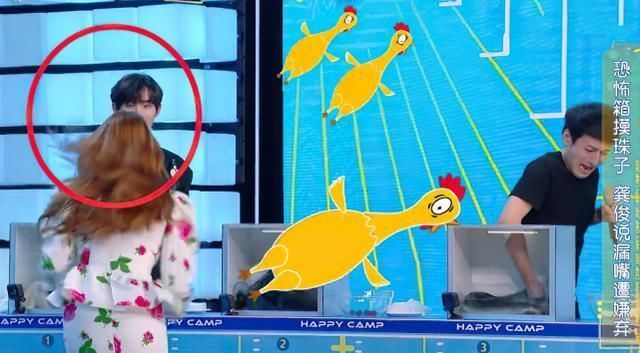 李维嘉|张雨绮上《快本》不避嫌，双手拉住丁程鑫，他的反应暴露男团素质
